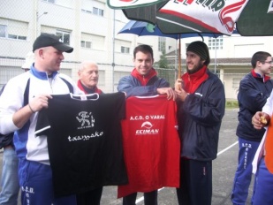 Camisolas oficiais que van vestir as d&uacute;as selecci&oacute;ns