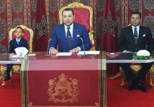 O rei Mohammed VI de Marrocos, no centro, xunto ao seu irm&aacute;n e o seu fillo, &aacute; esquerda, o pr&iacute;ncipe herdeiro (clique para ampliar)