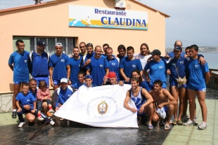 Os remeiros da SD Tir&aacute;n coa IV Bandeira do Concello de Ferrol, que lles deu o t&iacute;tulo de campi&oacute;ns da Liga Galega de Tra&iacute;&ntilde;as