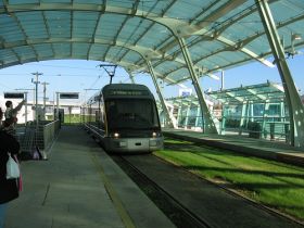 O metro do Porto chegando ao S&aacute; Carneiro / Flickr: ruivilela