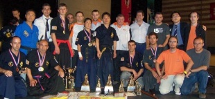 A expedici&oacute;n ourens&aacute; ao completo, co mestre Lee Dong Kyu no centro