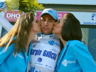 Seraf&iacute;n Mart&iacute;nez (KGZ) segue no alto do podio da monta&ntilde;a