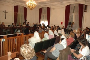 As Nais da Praza de Maio e outros familiares das v&iacute;timas seguen todas as audiencias do xuizo contra o ex capel&aacute;n Christian Von Wernich