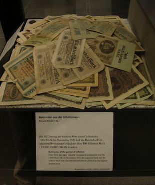 Morea de marcos al&eacute;m&aacute;ns, de despois do Tratado de Versalles, cando Alema&ntilde;a foi obrigada a pagar os gastos da guerra e os billetes perderon o seu valor