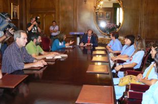 Finalmente, antes de que chegase a Polic&iacute;a, Louz&aacute;n aceptou recibilas / Foto: Z&eacute;lia Garcia (clique para ampliar)
