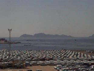 Autom&oacute;biles agardndo no porto de Vigo / Flickr: Alejandro Arce