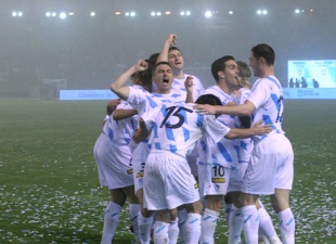 Os xogadores abrazados. Unha imaxe para a historia e outra imaxe que poder&iacute;a valer