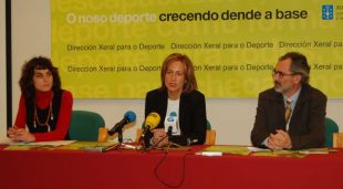 Na imaxe, Marta Souto (no centro), acompa&ntilde;ada de Rosa Mu&ntilde;&iacute;z e Constantino Arce