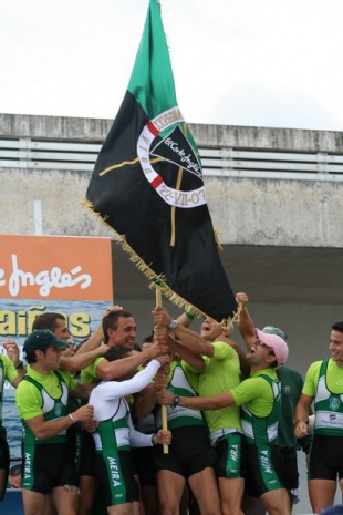 =s do Samertolameu erguendo a bandeira de campi&oacute;ns da proba viguesa
