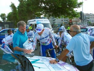 Isaychev asina a notificaci&oacute;n UCI do pasaporte biol&oacute;xico, baixo a ollada de Pino