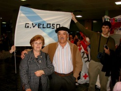 Os pais de Gustavo C. Veloso, agard&aacute;ndoo no aeroporto