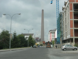 Unha r&uacute;a das Pontes, coa cheminea de Endesa ao fondo / Flickr: Miguel Edreira Castro