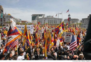 Imaxes das manifestaci&oacute;ns a prol da independencia do T&iacute;bet ao paso do facho ol&iacute;mpico polos EUA