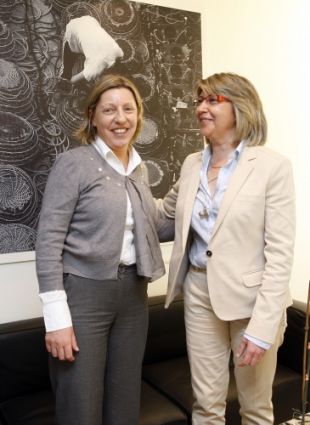 Rosa Quintana coa s&uacute;a antecesora no cargo, Carme Gallego (clic para ampliar)