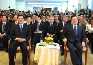 Mentres os disturbios se suced&iacute;an no pa&iacute;s, o presidente chin&eacute;s, Hu Jintao, participaba nun foro empresarial en Roma, a car&oacute;n de Berlusconi