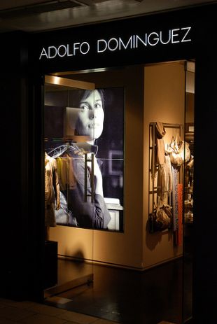 Tenda de Adolfo Dom&iacute;nguez no Xap&oacute;n / Flickr: theolaphoto