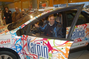 Metido no autom&oacute;bil no que segu&iacute;a os seus corredores e do que non baixou en toda a Vuelta