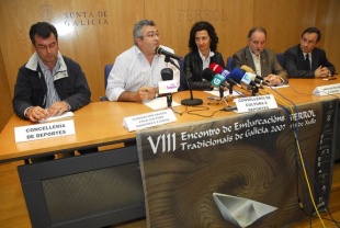 Na presentaci&oacute;n, &Aacute;nxela Bugallo e Fernando Pi&ntilde;eiro falando