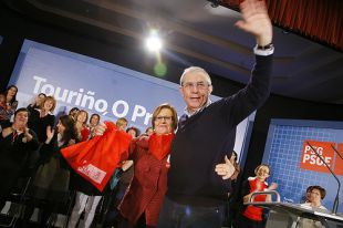 Touri&ntilde;o (PSdeG) pecha a campa&ntilde;a en Compostela, no Mercado do Gando de Amio xunto a Zapatero. Na imaxe, nun acto en Ourense