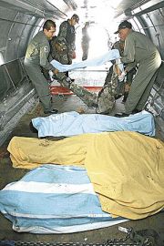 Militares peruanos recollen os corpos dos polic&iacute;as mortos