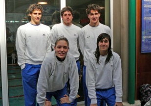 De esquerda a dereita, os nadadores do N&aacute;utico Pablo Gonz&aacute;lez, Diego Lago, Mario Gonz&aacute;lez, Paula Figueroa e In&eacute;s Tornero