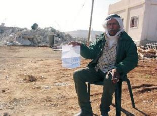 Ao fondo, os cascallos do que fora a s&uacute;a casa