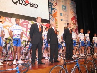 No medio, entre Jes&uacute;s Blanco e Jos&eacute; Angel Vidal os outros dous directores deportivos do KGZ