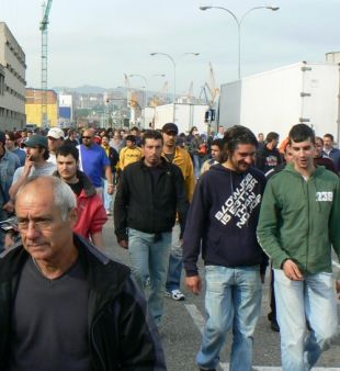 Traballadores marchando polas inmediaci&oacute;ns do porto (clic para ampliar)