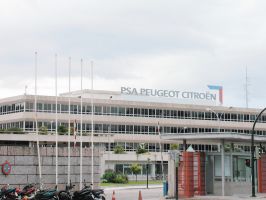 Entrada ao predio de Citro&euml;n, en Vigo
