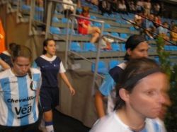 As xogadoras sa&iacute;ndo ao campo / Imaxe: http://futsal1930.blogspot.com/