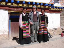 Turista con d&uacute;as mozas tibetanas. Imaxe tirada en 2006, cando se abriu o tren chin&eacute;s cara o T&iacute;bet / Flicrk: alickmighall