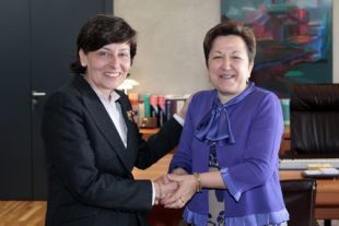 Pilar Farjas coas s&uacute;a antecesora no cargo Mar&iacute;a Jos&eacute; Rubio (clic para ampliar)