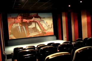 Outro patio de butacas baleiro e, ao fondo, o filme / Flickr: Juan Nos&eacute;