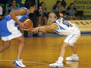 A xogadora do Extrugasa Carme Asurmendi trata de recuperar un bal&oacute;n durante o encontro