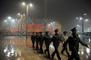 A polic&iacute;a chinesa desfila a car&oacute;n do 'ni&ntilde;o'
