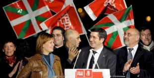 No centro, o candidato do PSE, Patxi L&oacute;pez