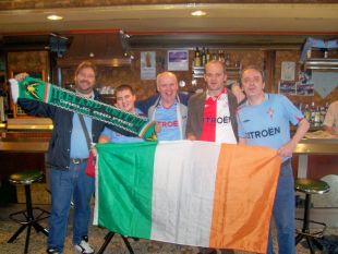 Os membros da pe&ntilde;a nunha das "churrascada pictures" quer te&ntilde;en na s&uacute;a web