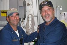 Phillips, &aacute; dereita, no momento de ser liberado