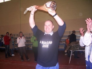 David, sostendo no alto o lac&oacute;n que acababa de ga&ntilde;ar