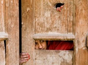 Unha nena pasa os &uacute;ltimos intres coa s&uacute;a familia na casa, na ma&ntilde;&aacute; da s&uacute;a voda / Imaxe: AI