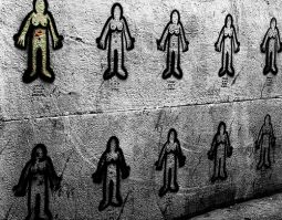 No muro, debuxados os corpos das mulleres v&iacute;timas da violencia machista en 2007, en todo o Estado / Flickr: alduntza