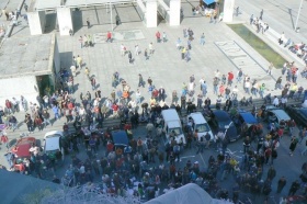 Os traballadores observan caer os expedientes dende a r&uacute;a