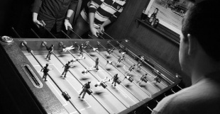 O futbol&iacute;n x&oacute;gase, sobre todo, nos bares, &aacute; noite