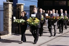O primeiro ministro brit&aacute;nico na estaci&oacute;n de King's Cross, este s&aacute;bado