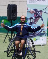 &Aacute;lvaro Illobre cos seus dous trofeos (clic para ampliar)