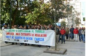 Os traballadores de Faurecia, manifest&aacute;ndose contra o Expediente de Regulaci&oacute;n de Emprego / Imaxe: CIG