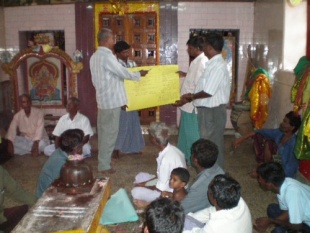 Os homes participan no curso de x&eacute;nero. Foto: Mar&iacute;a Reim&oacute;ndez