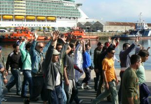 Erguendo as mans, ao sa&iacute;r da Estaci&oacute;n Mar&iacute;tima. Pouco despois comezaron as primeiras cargas / Imaxe: Z&eacute;lia Garcia