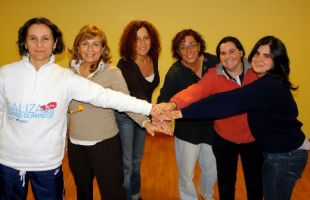 As compo&ntilde;entes da xunta directiva de Mudega, posando para a foto