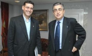 O alcalde Xos&eacute; Ucha, &aacute; esquerda, conseguiu manterse nove meses na alcald&iacute;a a pesar de contar con s&oacute; dous concelleiros